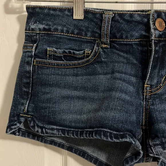 American Eagle Size 2 Denim Shorts! - Picture 3 of 4